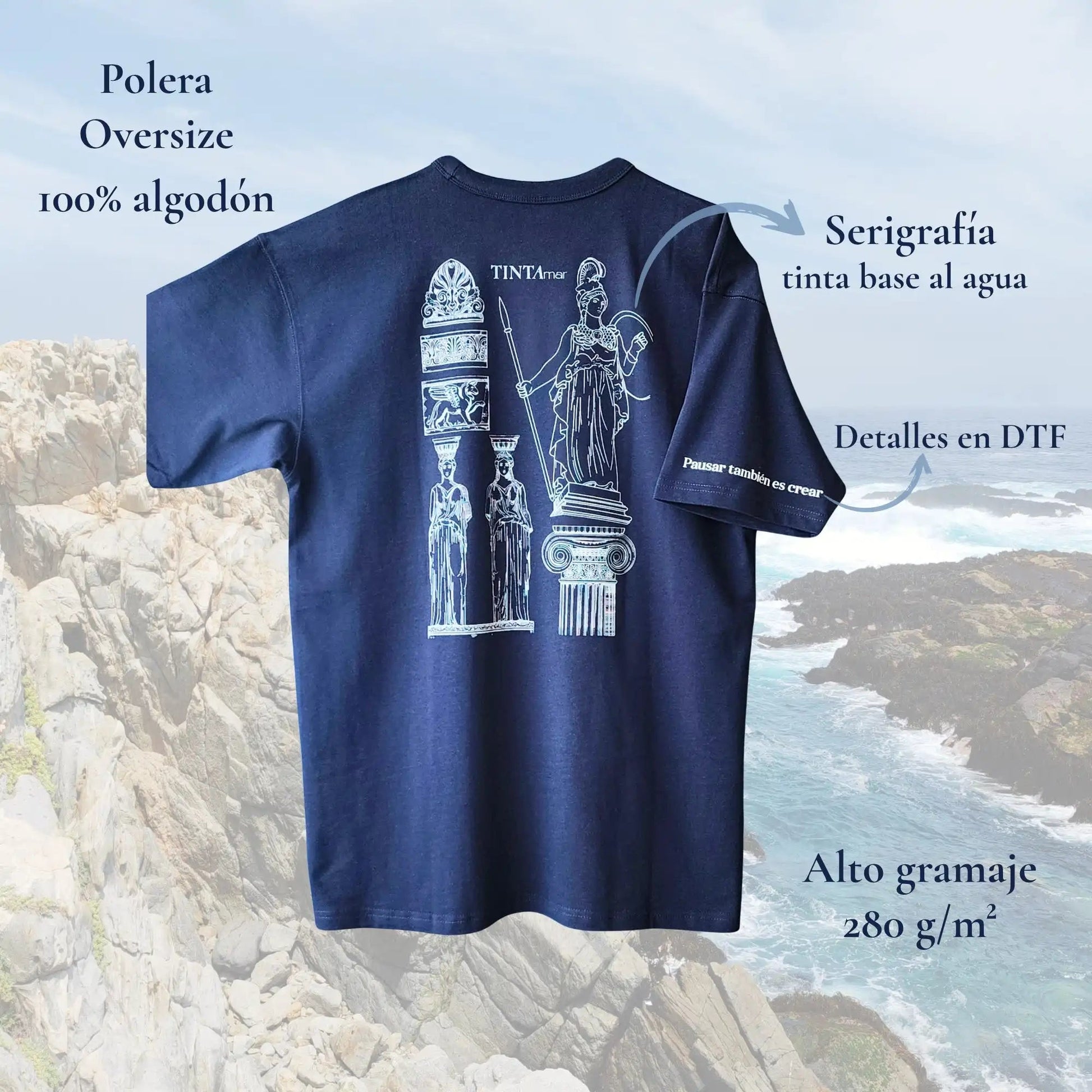 Detalle de polera azul con diseño de Atenea y cariátides, frase “Pausar también es crear” en la manga