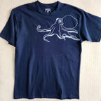 Polera Pulpo Oversize - TINTAmarPolera Pulpo OversizePoleraTINTAmarTINTAmarAzul marinoSPolera Pulpo Oversize