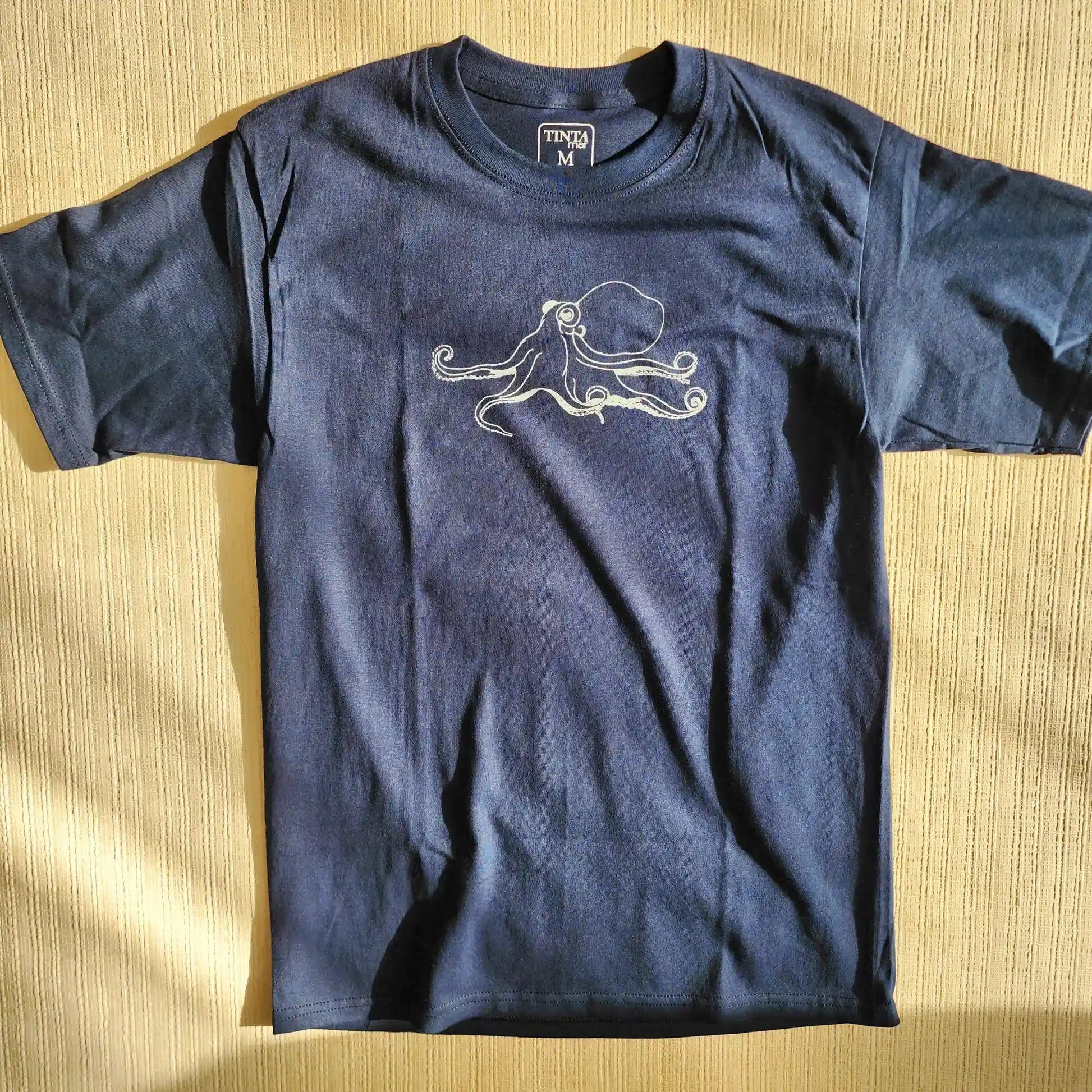 Polera Pulpo pequeño Regular - TINTAmarPolera Pulpo pequeño RegularPoleraTINTAmarTINTAmarAzul marino